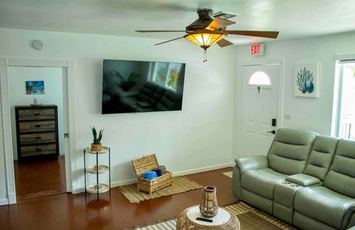 Tamiami Casa | Modern Home / HUGE Front Yard/ Family Friendly