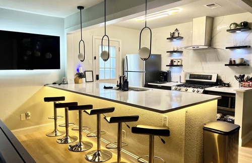 Central Arlington Casa | Modern home II the AT&T stadium-5 mins walk