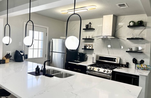 Central Arlington Casa | Modern home II the AT&T stadium-5 mins walk