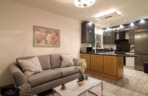 Belfast Casa | Modern Home in Belfast, Office, Parking, Wifi