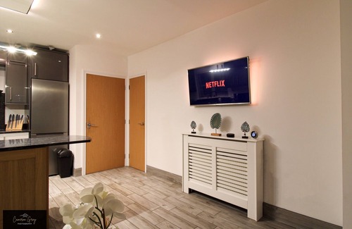 Belfast Casa | Modern Home in Belfast, Office, Parking, Wifi
