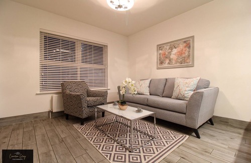 Belfast Casa | Modern Home in Belfast, Office, Parking, Wifi