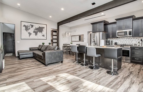 Independence Casa | Modern Home in Natures Warmth with Great Location