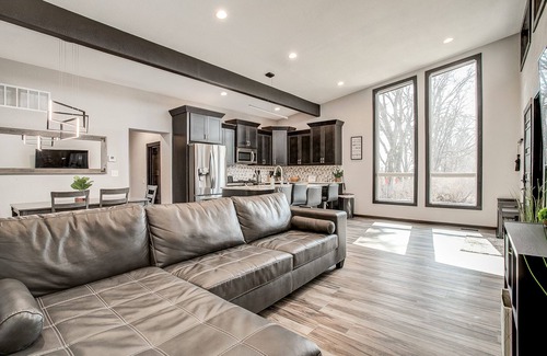 Independence Casa | Modern Home in Natures Warmth with Great Location