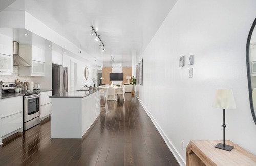 Cote-Des-Neiges—Notre-Dame-De-Grace Apartamento | Modern Home in Notre-Dame-de-Grâce. 5min Walk from Royal Victoria Hospital