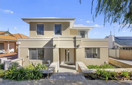 Mount Claremont Casa | Modern Home in Prime Location