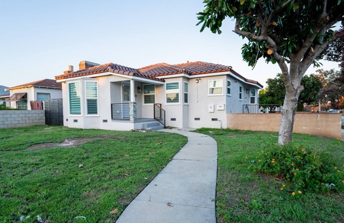 San Gabriel Casa | Modern Home in SGV - Fast Wifi, Sleeps 7, 15 Min from DTLA/Pasadena!