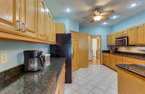 Murphy Casa | Modern Home in the Heart of Murphy, Hi-Tech Massage Chair, Jetted Tub, KING Bd!