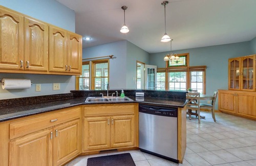 Murphy Casa | Modern Home in the Heart of Murphy, Hi-Tech Massage Chair, Jetted Tub, KING Bd!