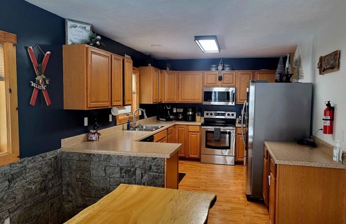 Somerset Casa | Modern Home in the Mountains- within walking distance to ski slopes!