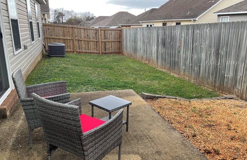 Tuscaloosa Casa | Modern home in Tuscaloosa 4.5mi from Bryant Denny with many amenities.