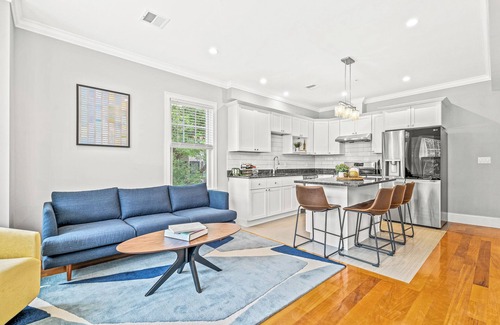 Dorchester Casa | Modern home-like 3BR2BA Retreat/Minutes to T