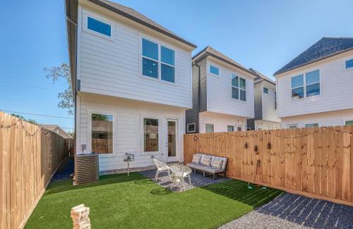 Northside Casa | Modern Home Near Downtown with Fast WiFi, BBQ, Games & EV equipped!