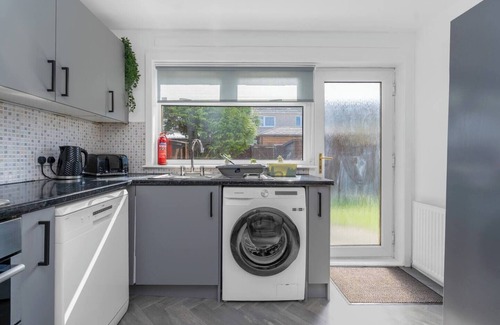 Livingston Casa | Modern Home Near To Airport | Free Parking & WIFI