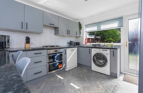 Livingston Casa | Modern Home Near To Airport | Free Parking & WIFI