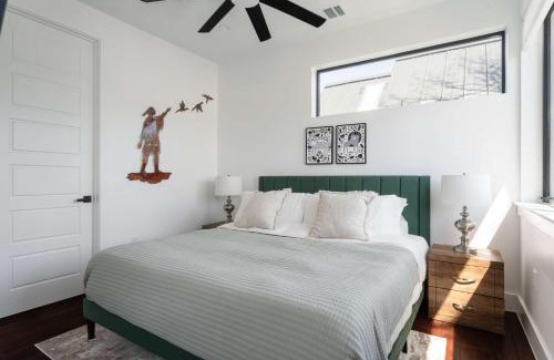North Loop Casa | Modern Home Near the University of Texas