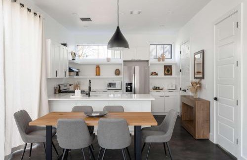 North Loop Casa | Modern Home Near the University of Texas