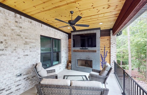 Hot Springs Village Casa | Modern home on golf course with valley views, private putting green, & fireplace