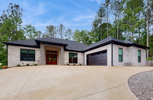 Hot Springs Village Casa | Modern home on golf course with valley views, private putting green, & fireplace