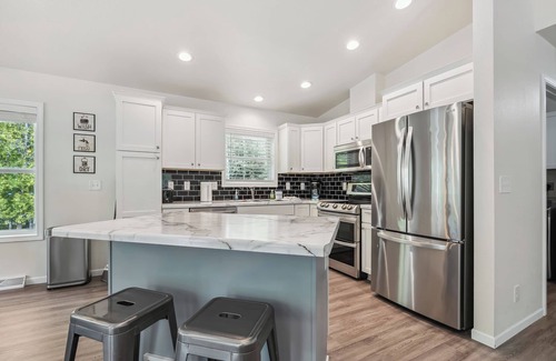 Fish Creek Cabina | Modern home on Private wooded lot in Fish Creek!