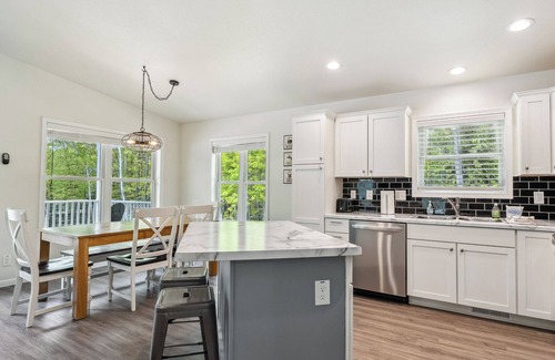 Fish Creek Cabina | Modern home on Private wooded lot in Fish Creek!