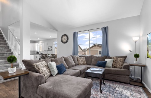 Aurora Casa | Modern Home w/ 2 Private Suites & Family-Friendly Amenities - 15 Mins to DIA