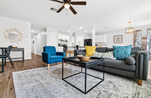 Leander Casa | Modern home w/ garage, big yard, pool 4 mins away!