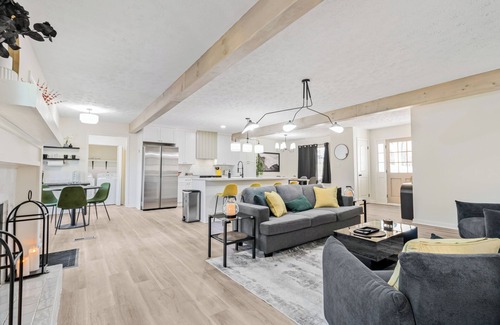 Lawrenceville Casa | Modern Home w/In-Law Suite – 5BR, 3BA, 2 Kitchens, Theater Room, 3,000 Sq Ft