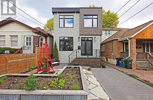 Woodbine - Lumsden Casa | Modern Home w/ Patio, Fireplace, Parking - 20mins to Downtown & Beach