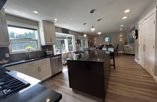 Okanagan-Similkameen Casa | Modern home w/Pool, outdoor kitchen & Putting Green.
