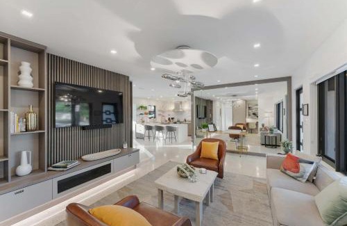 Coral Ridge Isles Casa | Modern Home w Private Suite Pool & Tiki Hut