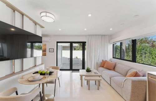 Coral Ridge Isles Casa | Modern Home w Private Suite Pool & Tiki Hut