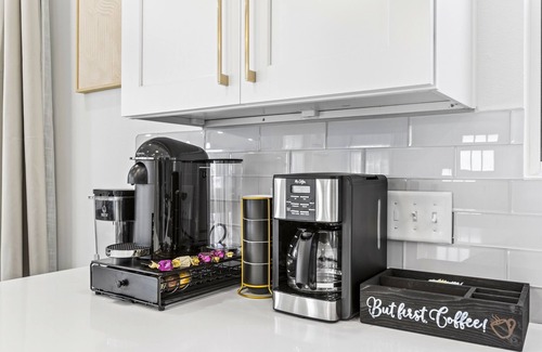 Galveston Casa | Modern Home-Walk to Beach-Cowboy Pool-Dog Friendly