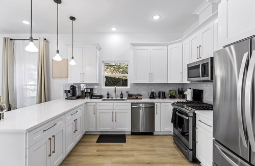 Galveston Casa | Modern Home-Walk to Beach-Cowboy Pool-Dog Friendly
