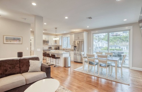 Highlands Casa | Modern Home - Walk to Beach - Fast Wi-Fi