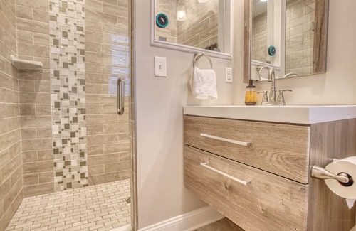 Highlands Casa | Modern Home - Walk to Beach - Fast Wi-Fi