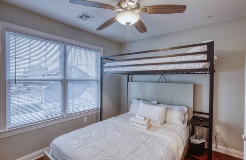 Highlands Casa | Modern Home - Walk to Beach - Fast Wi-Fi