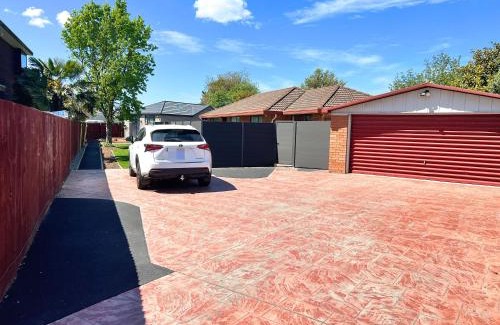 Halswell Casa | Modern Home with 2 Ensuites Only 17 Minutes to City and CHC Airport