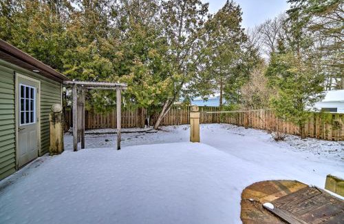 Sturgeon Bay Casa | Modern Home with Backyard, 1 Mi to Dtwn Sturgeon Bay