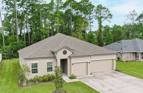 Indian Trails Casa | Modern home with central AC, WiFi, private washer/dryer, and screened porch