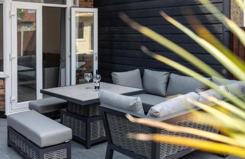 Northumberland Park Casa | Modern home with driveway parking for 2 vehicles, near Tottenham Hotspur Stadium, White Hart Lane Train Station