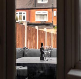 Northumberland Park Casa | Modern home with driveway parking for 2 vehicles, near Tottenham Hotspur Stadium, White Hart Lane Train Station