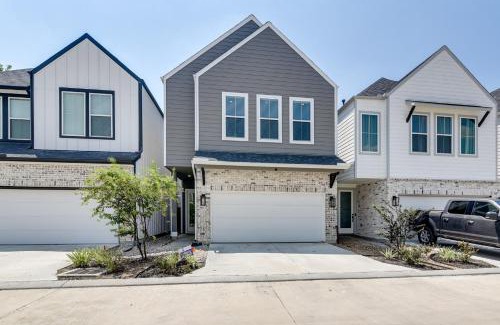 Northside Casa | Modern Home with Fenced Backyard in Houston