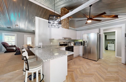 Claxton Casa | Modern home with full kitchen, patio and access to pond