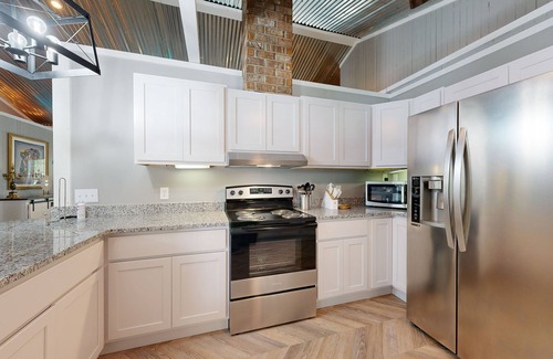 Claxton Casa | Modern home with full kitchen, patio and access to pond