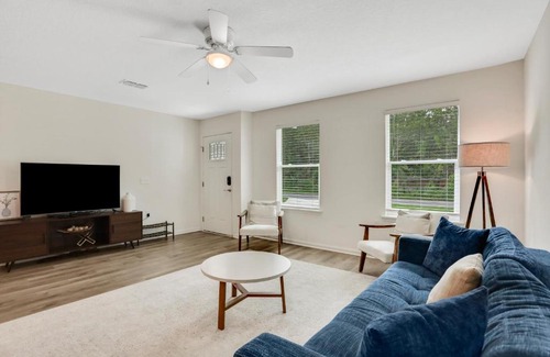 St. Augustine Casa | Modern home with garage near town