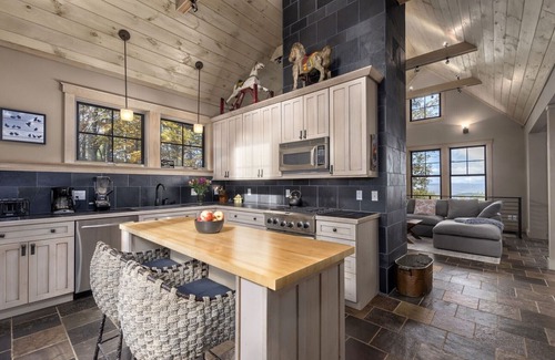 Lynn Casa | Modern Home with Mountain Views, Hot tub, Pool Table, and Gourmet Kitchen.