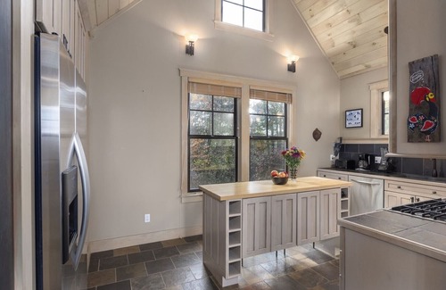Lynn Casa | Modern Home with Mountain Views, Hot tub, Pool Table, and Gourmet Kitchen.