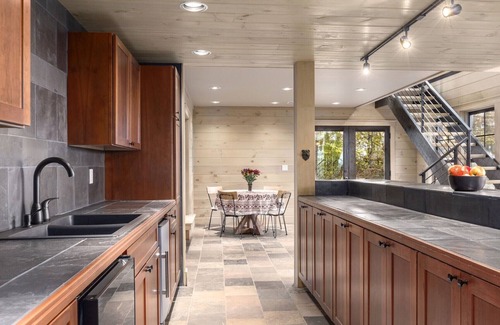 Lynn Casa | Modern Home with Mountain Views, Hot tub, Pool Table, and Gourmet Kitchen.