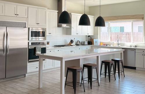 Merced Casa | Modern Home with office, small gym, Traeger grill and much more!